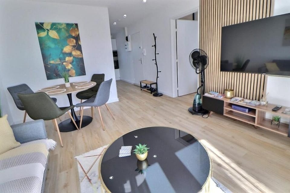 TV and multimedia, Living room, Seating area, Dining area