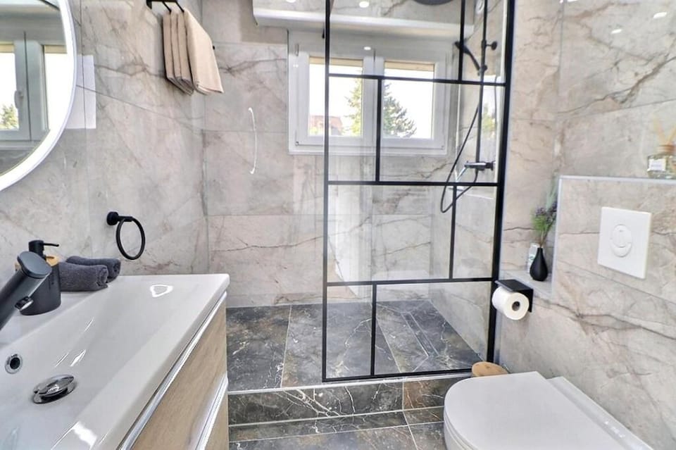 Shower, Toilet, Bathroom, towels