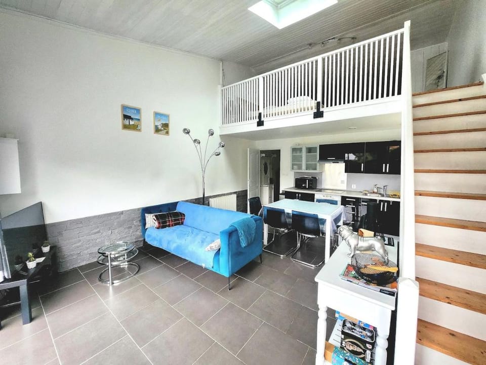 Kitchen or kitchenette, Living room, Seating area, Dining area, stove