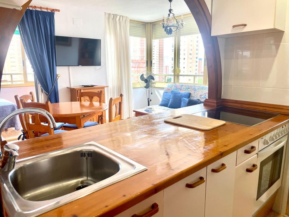 TV and multimedia, Kitchen or kitchenette, Dining area, stove
