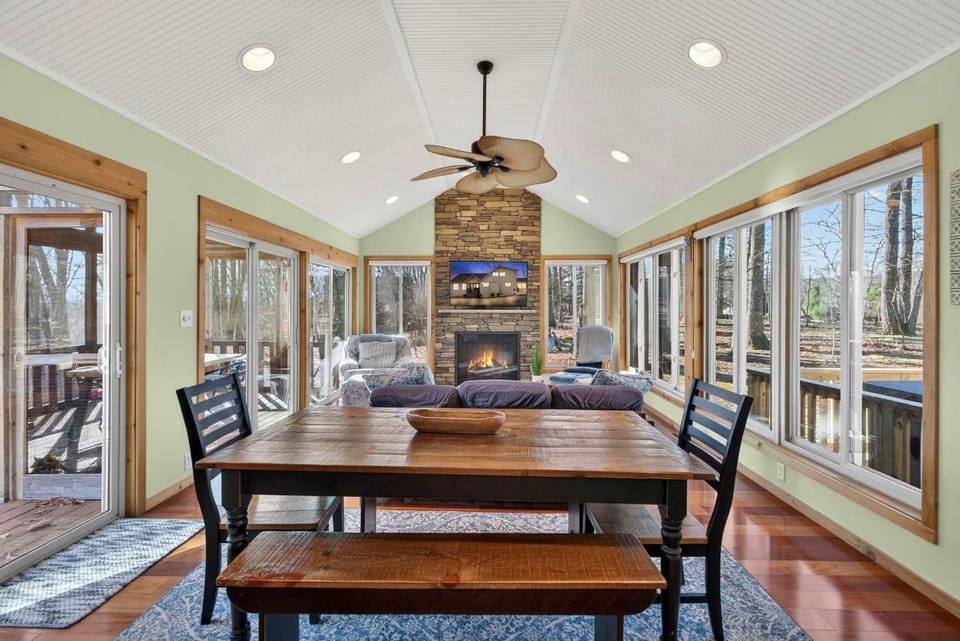 Living room, Seating area, Dining area
