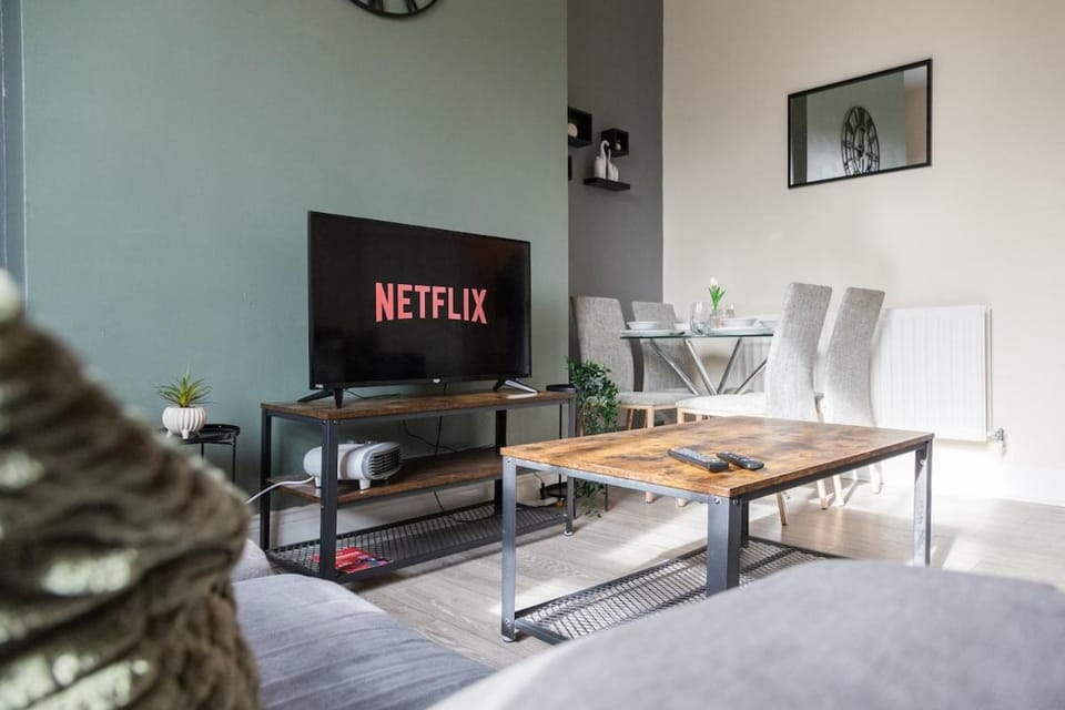 Communal lounge/ TV room, TV and multimedia, Living room, Seating area, Dining area, Evening entertainment