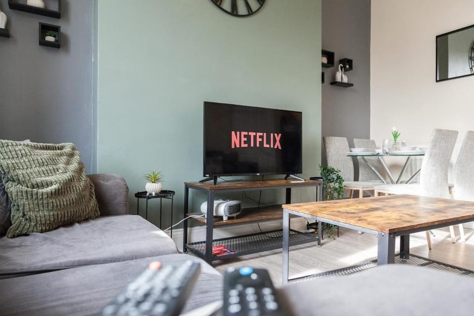Communal lounge/ TV room, TV and multimedia, Living room, Seating area, Dining area, Evening entertainment