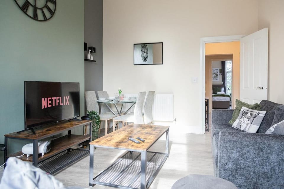 Communal lounge/ TV room, TV and multimedia, Living room, Seating area, Dining area, Evening entertainment