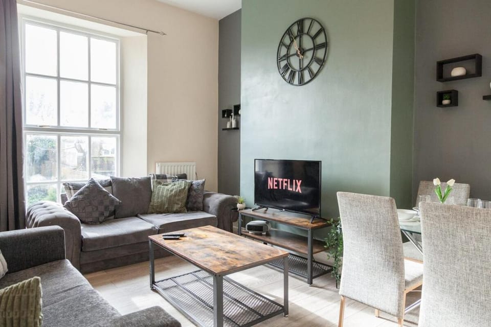 Communal lounge/ TV room, TV and multimedia, Living room, Seating area, Evening entertainment