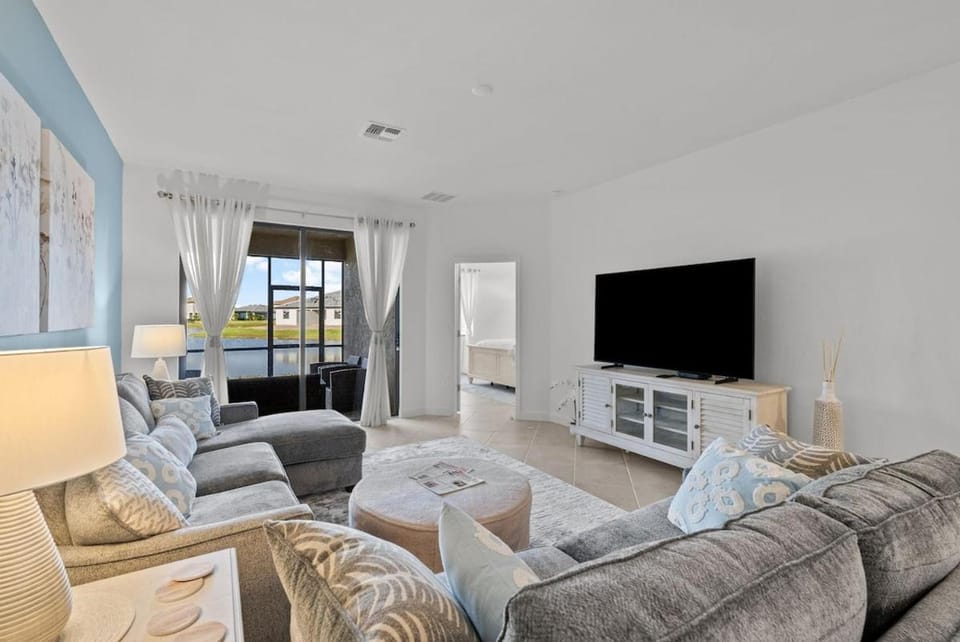 TV and multimedia, Living room, Seating area, Evening entertainment