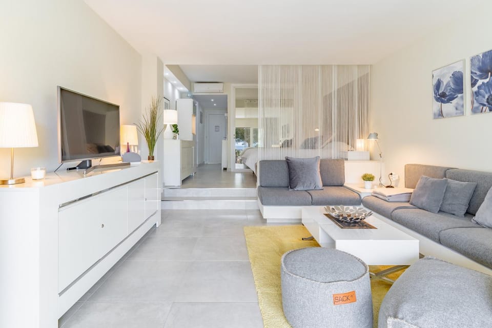 Communal lounge/ TV room, Living room