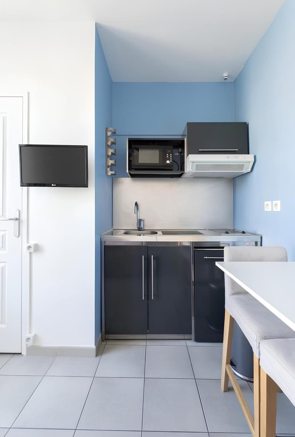 TV and multimedia, Kitchen or kitchenette, Dining area, stove