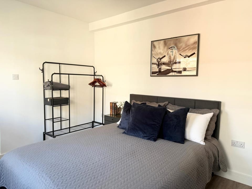 Shower, Property building, Nearby landmark, Bed, Neighbourhood, Kitchen or kitchenette, Living room, Dining area, Bedroom, stove, stove, wardrobe, washing machine, washing machine, kitchen, kitchen