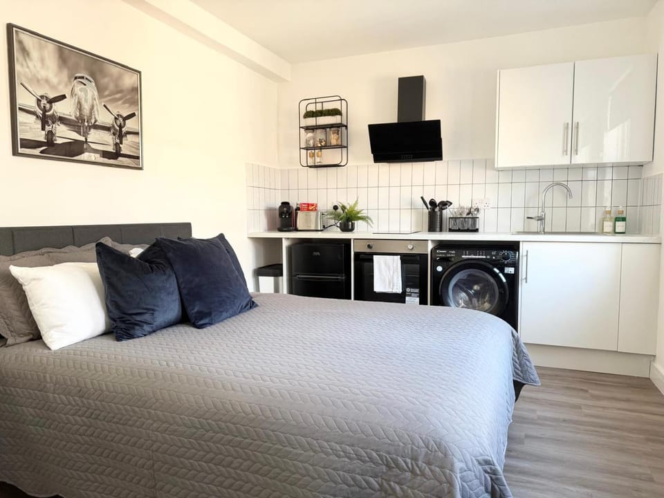 Bed, Kitchen or kitchenette, Bedroom, oven, stove, washing machine, kitchen