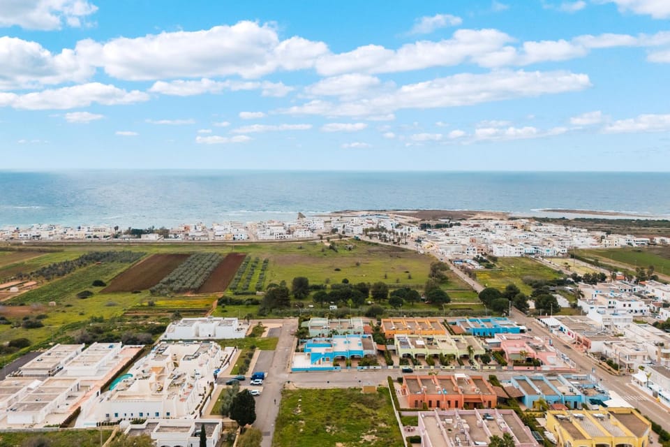 Day, Neighbourhood, Natural landscape, Bird's eye view, Beach, City view, Street view, Location