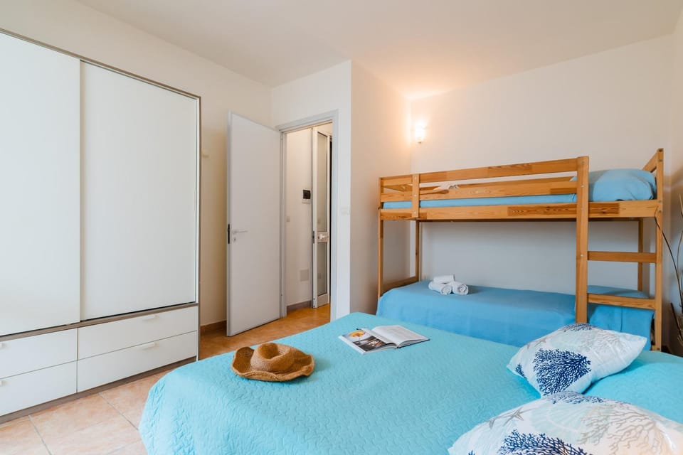 Bed, Photo of the whole room, Decorative detail, Bedroom, bunk bed, towels, wardrobe