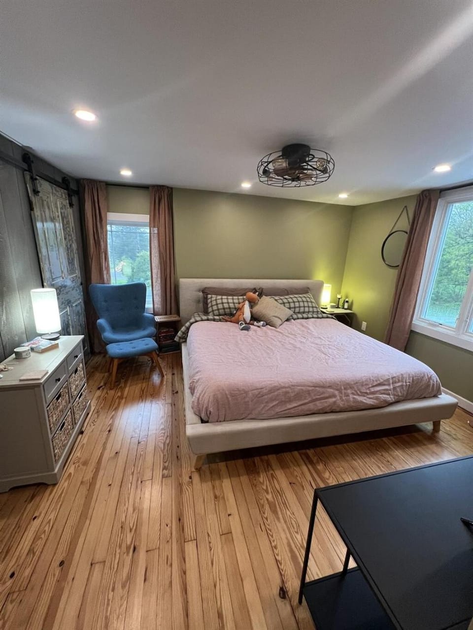 Bed, TV and multimedia, Photo of the whole room, Bedroom