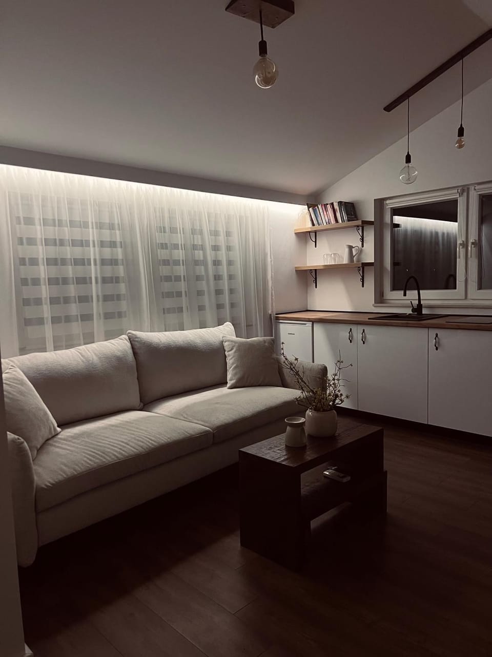Kitchen or kitchenette, Living room, Seating area, minibar