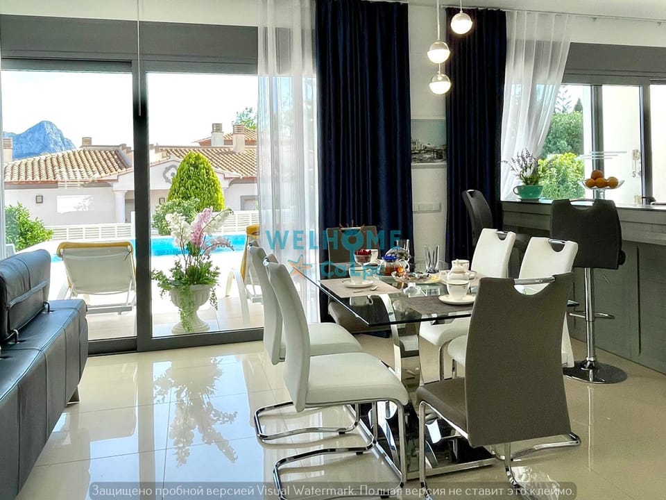 Living room, Dining area, Landmark view, Pool view, kitchen