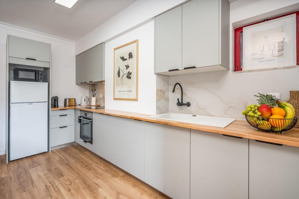Kitchen or kitchenette, oven, pet friendly, stove
