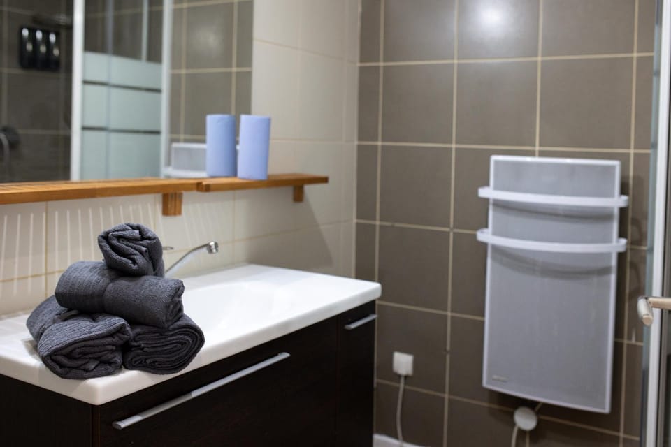 Bathroom, towels