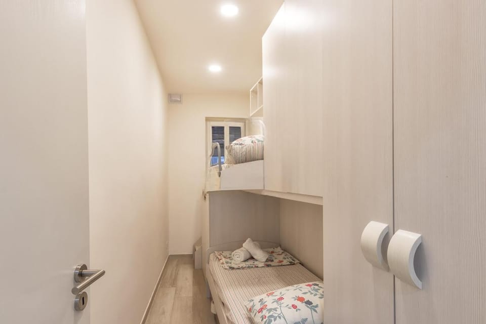 Bedroom, bunk bed