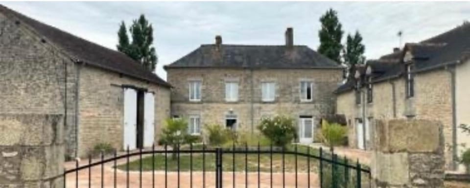 House 2 bedroom 2 bathroom Chateau Saintonge House in Pays de la Loire