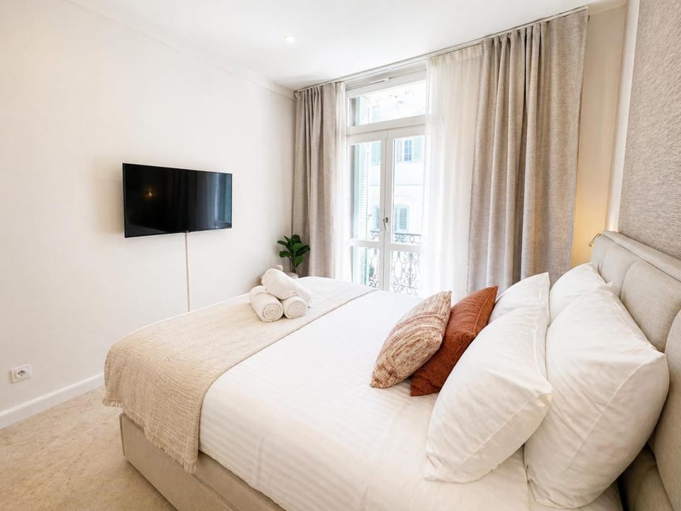 Bed, TV and multimedia, Photo of the whole room, Bedroom, towels