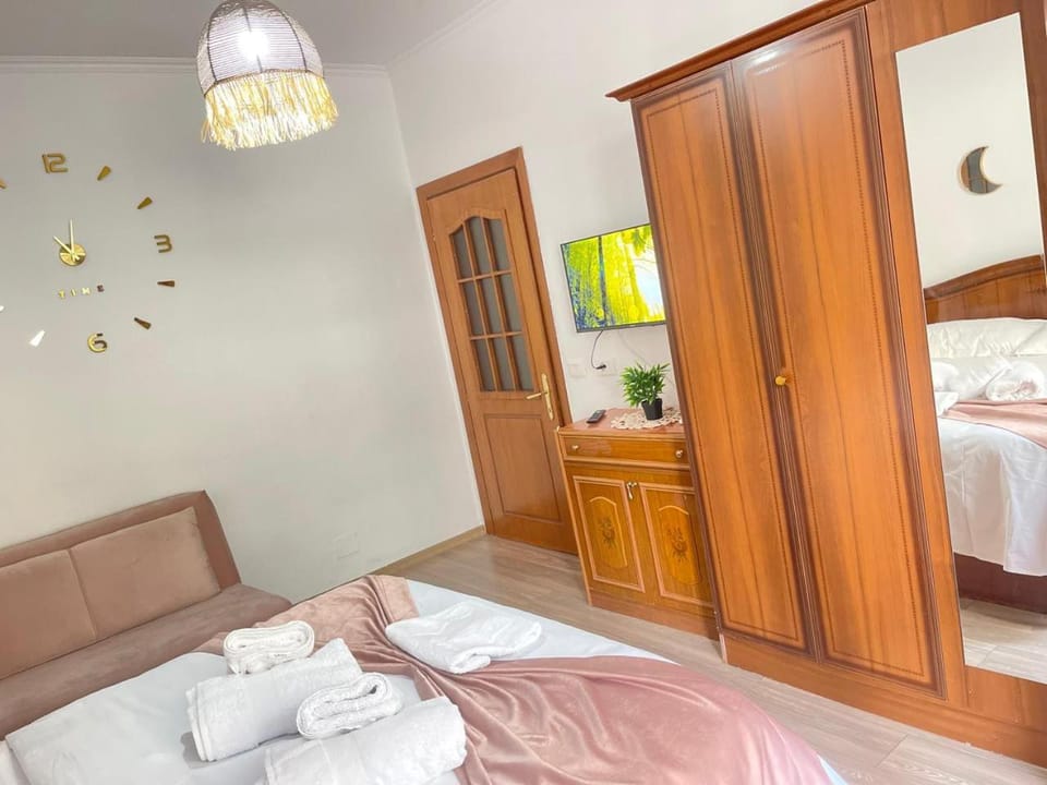 Bedroom, towels