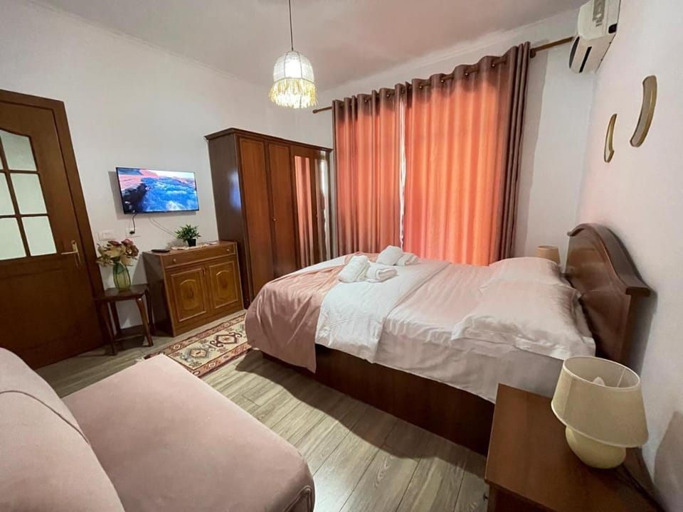 Bed, TV and multimedia, Photo of the whole room, Bedroom