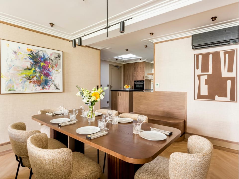 Kitchen or kitchenette, Dining area