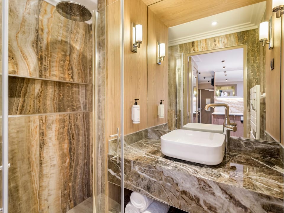 Bathroom, towels