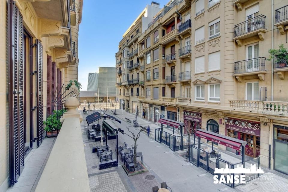 Neighbourhood, View (from property/room), Balcony/Terrace, City view, Street view, Location