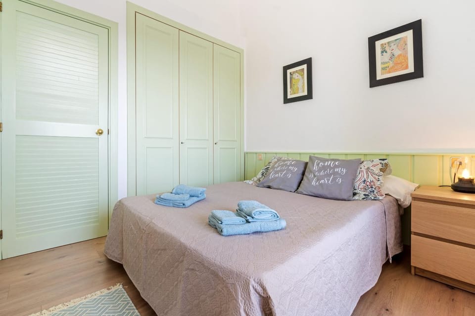 Bed, Bedroom, towels