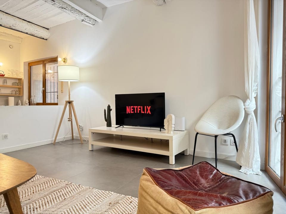Communal lounge/ TV room, TV and multimedia, Living room, Seating area, Dining area