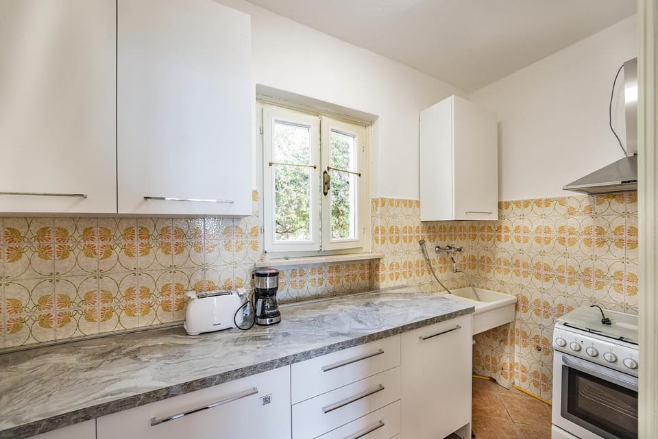 Kitchen or kitchenette, pet friendly, stove, toaster