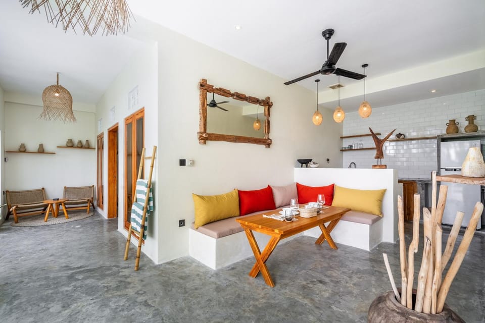 Kitchen or kitchenette, Living room, Seating area, Dining area