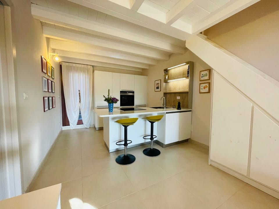 Kitchen or kitchenette, Dining area, stove