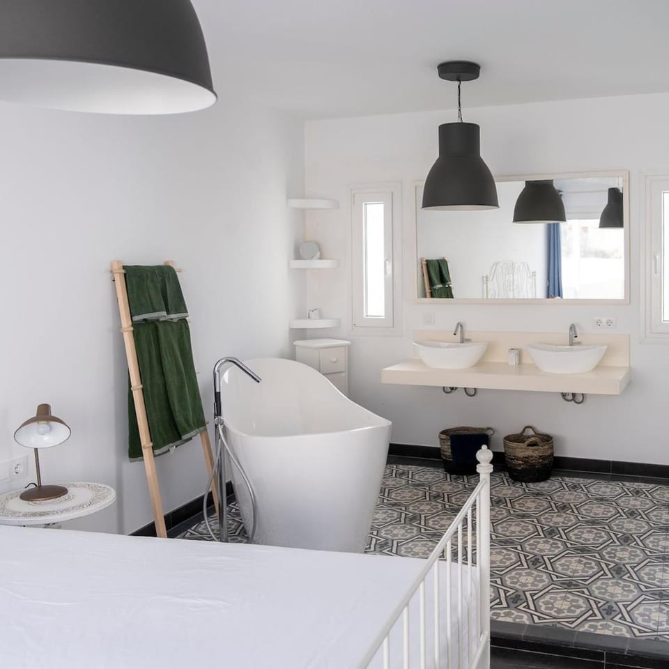 Bed, Photo of the whole room, Bedroom, Bath