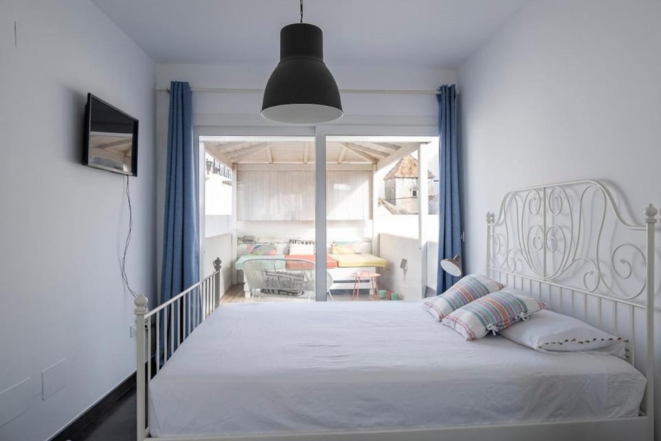 Bed, TV and multimedia, Balcony/Terrace, Photo of the whole room, Bedroom