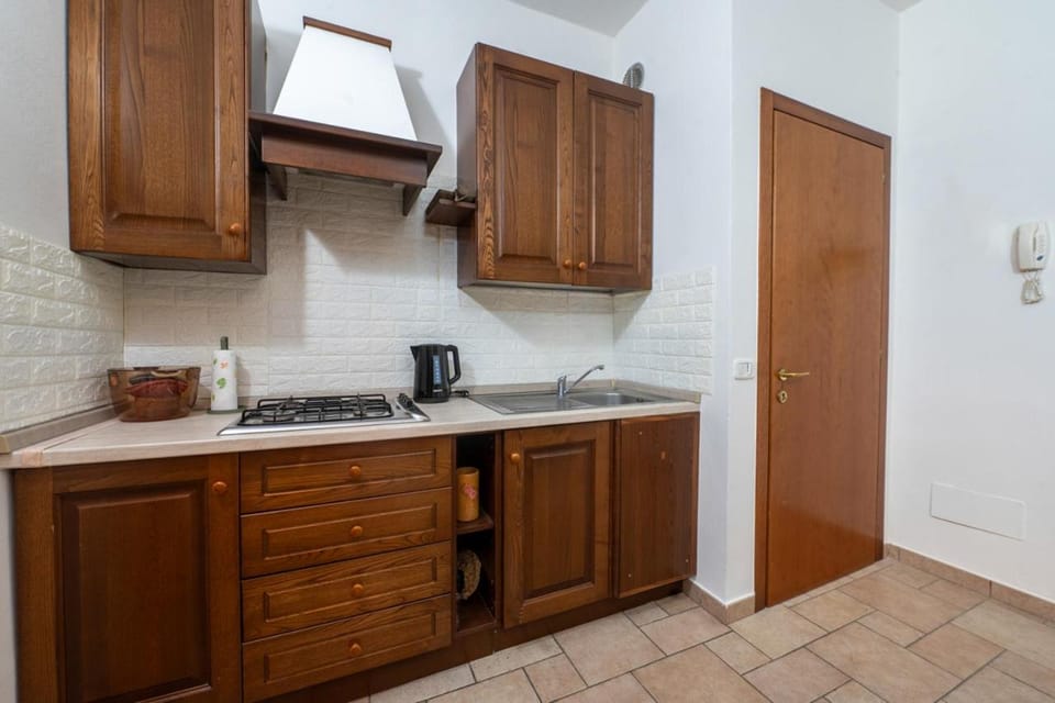 Coffee/tea facilities, Kitchen or kitchenette, stove