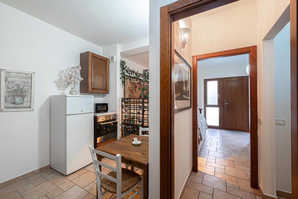 Kitchen or kitchenette, Dining area, oven