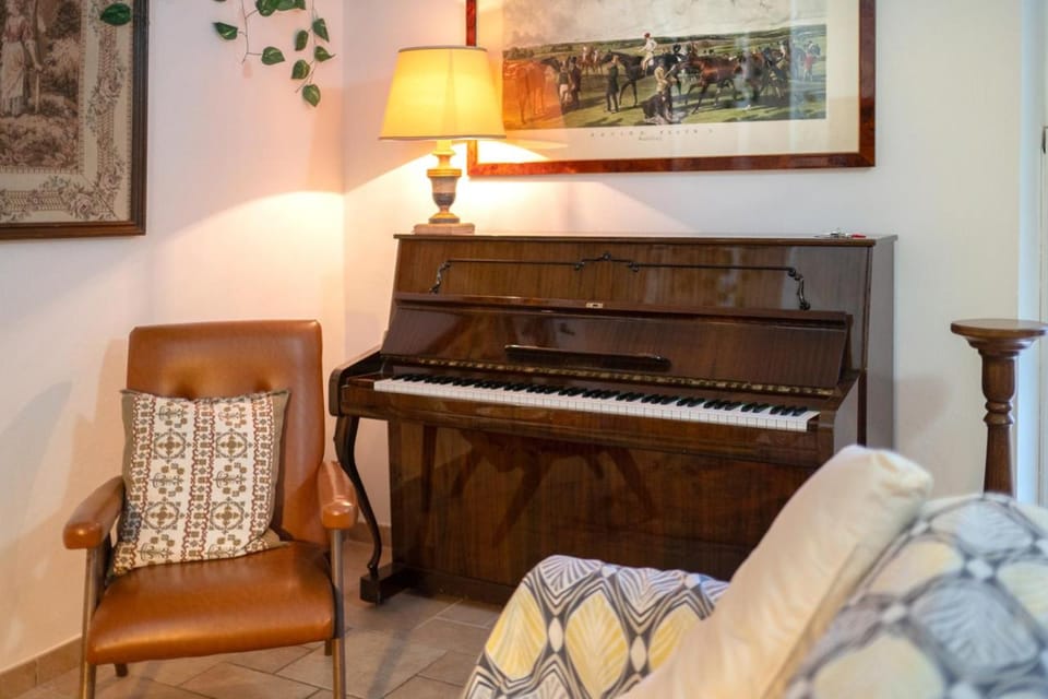 Living room, Photo of the whole room, Decorative detail