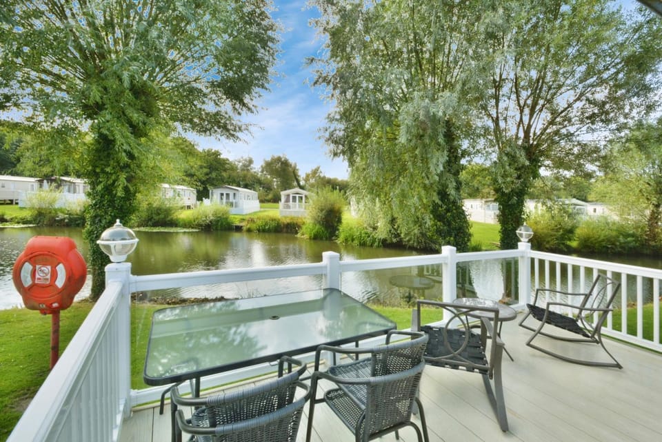 Hoburne Luxury Lodge on the Lake House in Cotswold District
