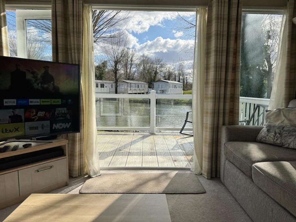 Hoburne Luxury Lodge on the Lake House in Cotswold District