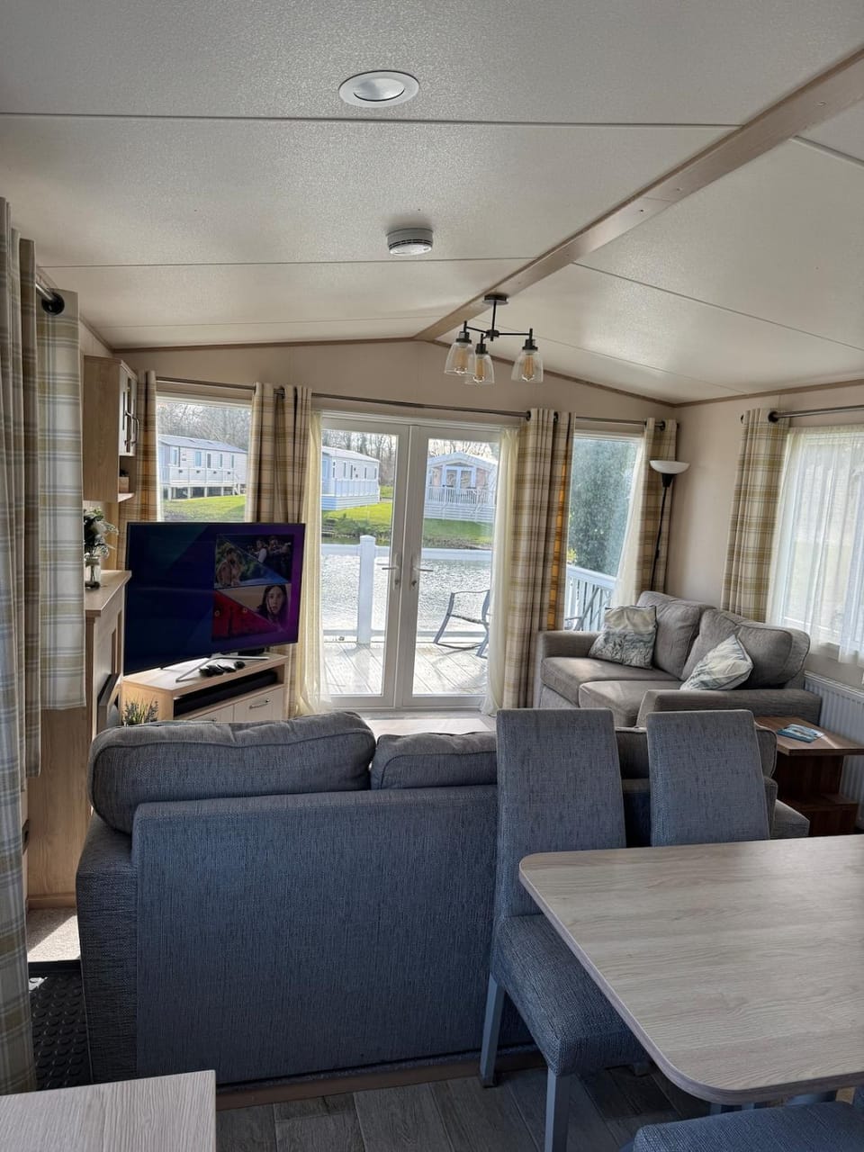 Hoburne Luxury Lodge on the Lake House in Cotswold District