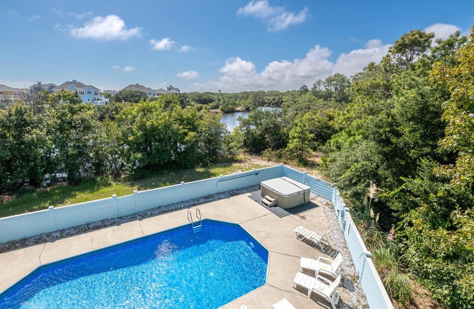 Angel of the Isle - Pine Island, Short Walk to beach, Sits on 10 Acre Pond, Pool, Hot Tub, Pets OK House in Corolla
