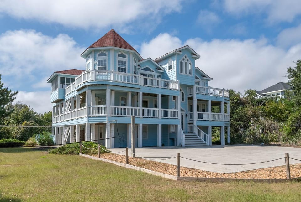 Angel of the Isle - Pine Island, Short Walk to beach, Sits on 10 Acre Pond, Pool, Hot Tub, Pets OK House in Corolla