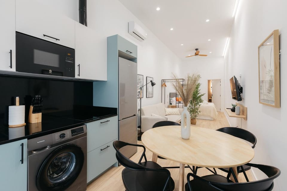 Kitchen or kitchenette, washing machine, air conditioner