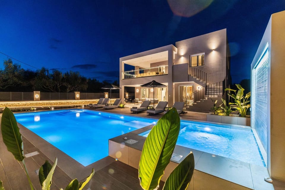 Property building, Patio, Night, Hot Tub, Pool view, Swimming pool, sunbed