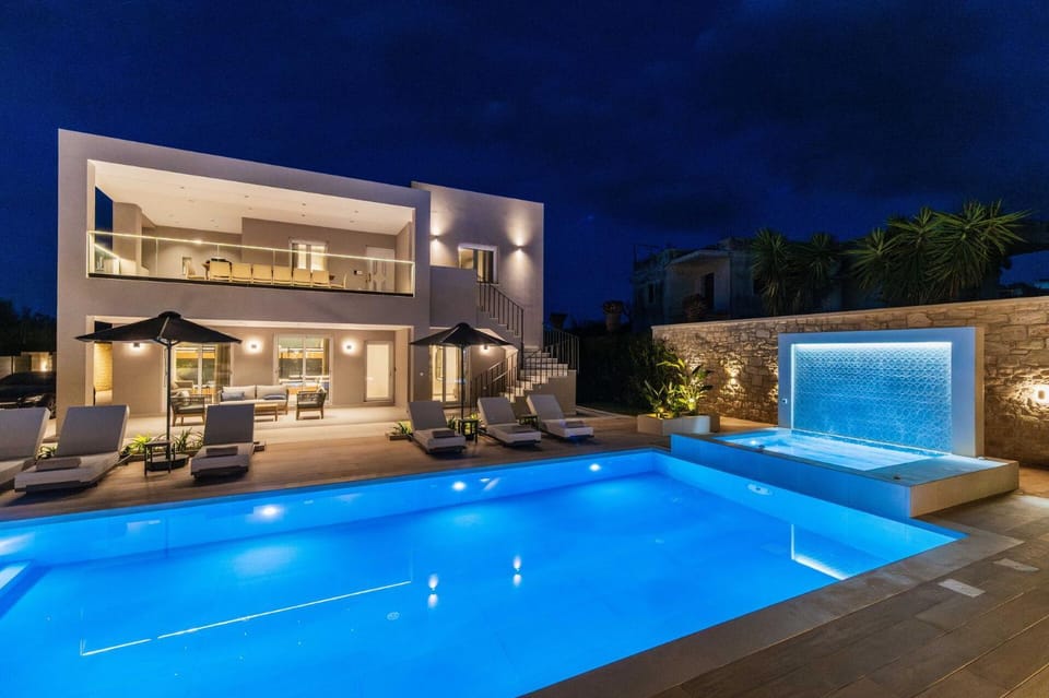 Property building, Patio, Night, Hot Tub, Pool view, Swimming pool, sunbed