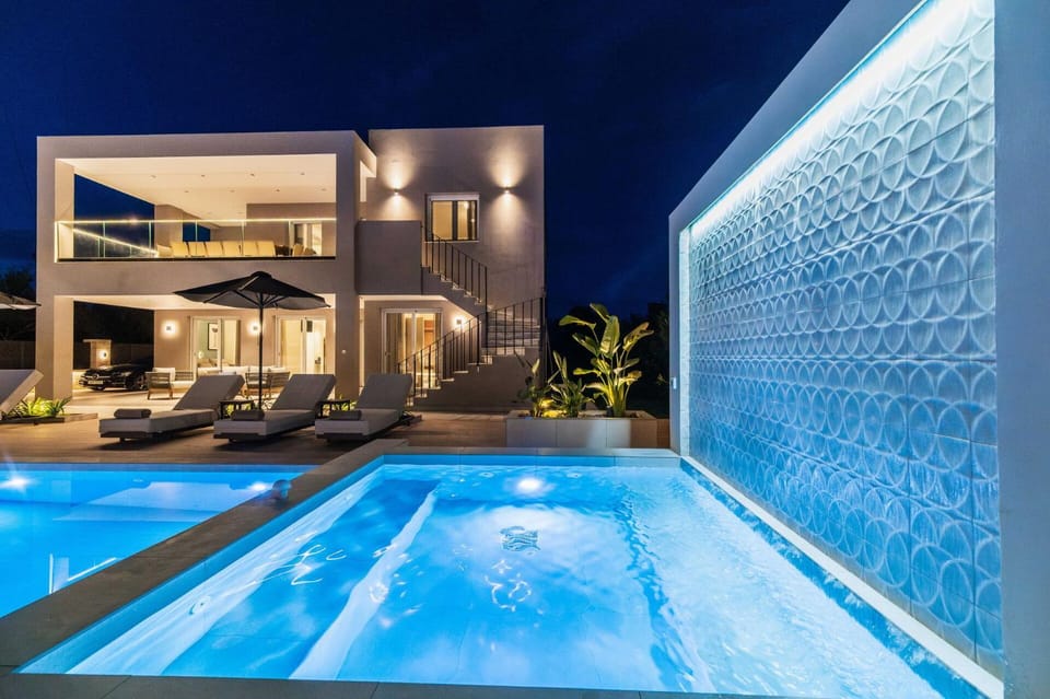 Property building, Patio, Night, Hot Tub, Pool view, Swimming pool, sunbed