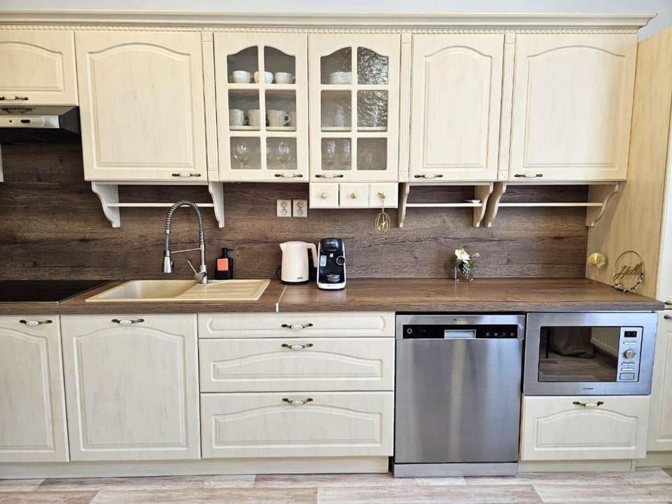 Coffee/tea facilities, Kitchen or kitchenette, dishwasher, oven, stove