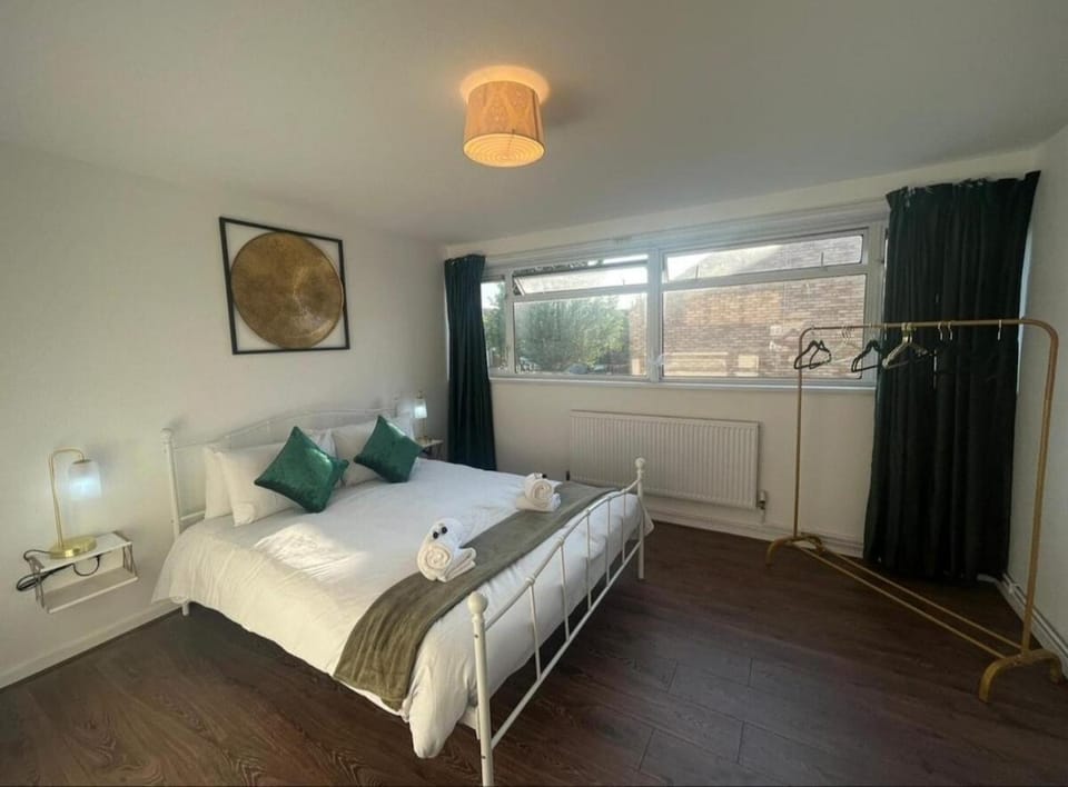 Spacious Townhouse House in Croydon
